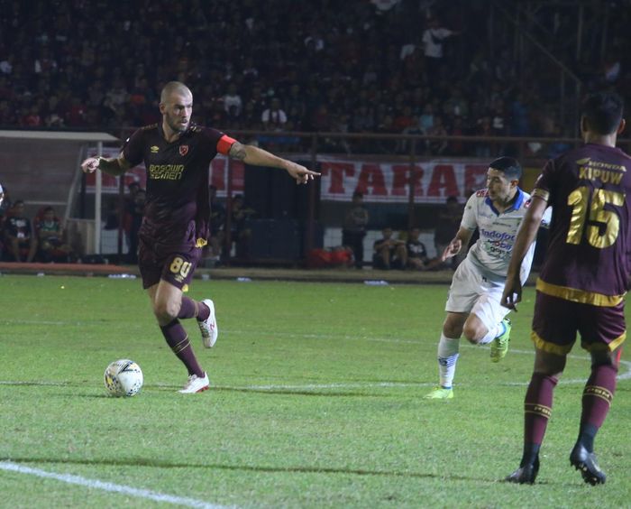 Wiljan Pluim (kiri) dalam partai Liga 1 2019 antara PSM Makassar vs Persib di Stadion Andi Mattalatta, 18 Agustus 2019.