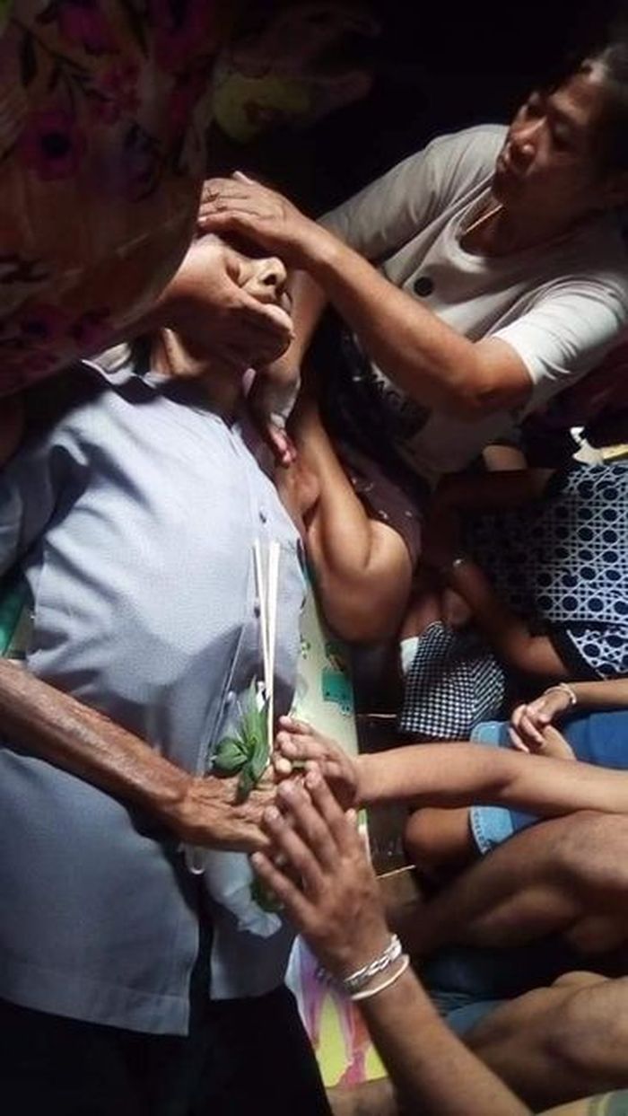 Penduduk sekitar datang untuk berduka cita dengan meninggalnya kakek tersebut.