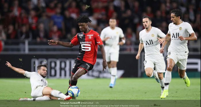 Eduardo Camavinga berada di antara kepungan pemain PSG dalam partai Liga Prancis antara Rennes vs PSG, 18 Agustus 2019.