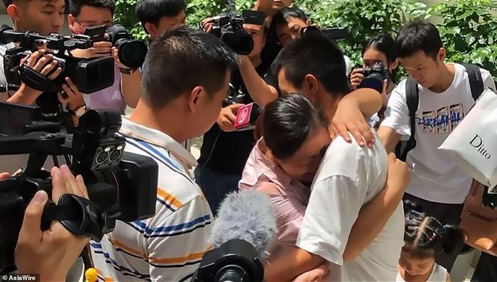 Pertemuan emosional antara anak dan ibu terjadi.