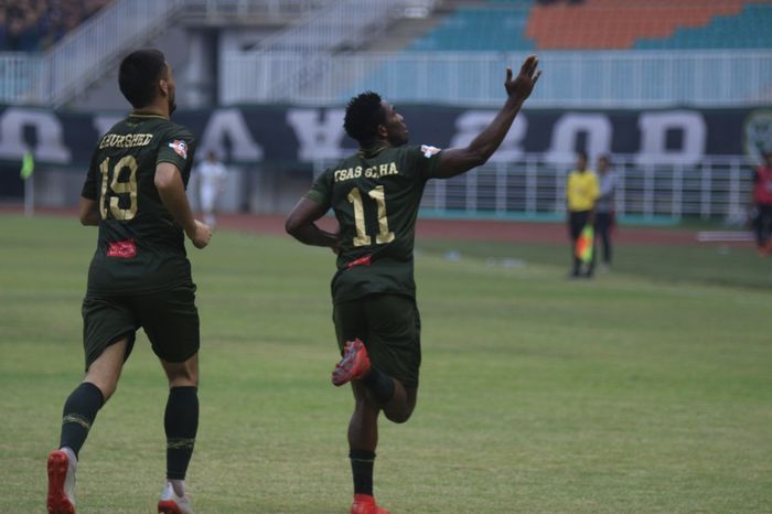 Khurshed Beknazarov ikut merayakan gol yang dicetak Osas Saha pada laga Tira Persikabo Vs PSS Sleman, di Stadion Pakansari, Kabupetan Bogor, Senin (19/8/2019).