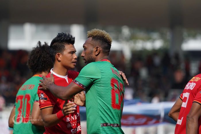 Pemain Persija Jakarta, Sandi Darman Sute alias Sandi Sute dan pemain Kalteng Putra, Patrich Wanggai di Stadion Madya, Jakarta, Selasa (20/8/2019).