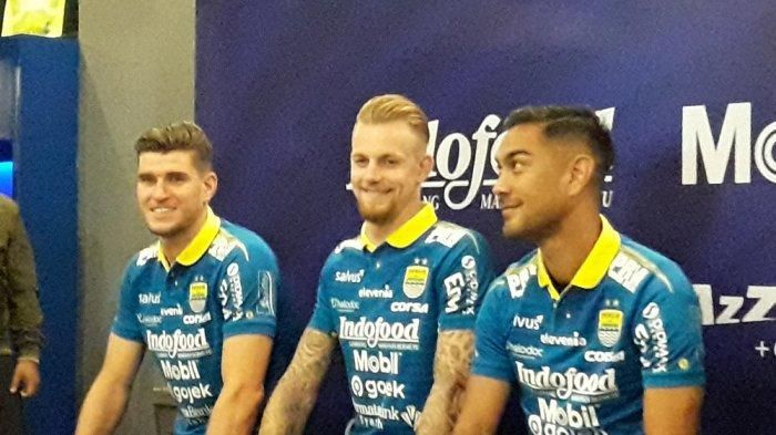 Pemain asing baru Persib Bandung, Nick Kuipers, Kevin van Kippersluis dan Omid Nazari dalam sesi konferensi pers di Grha Persib, Selasa (20/8/2019).