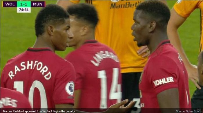 Marcus Rashford dan Paul Pogba berdiskusi singkat di lapangan.