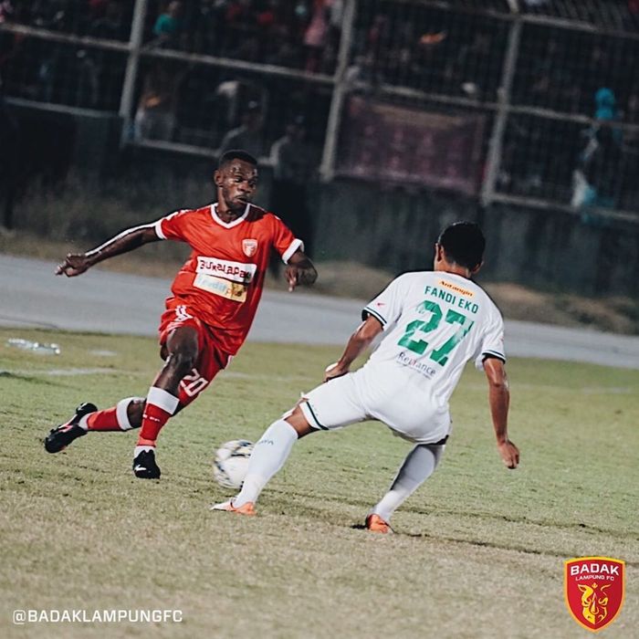 Striker Perseru Badak Lampung FC, Melcior Majefat, mendapatkan pengawalan dari gelandang Persebaya Surabaya, Fandi Eko Utomo, pada laga pekan ke-16 Liga 1 2019.