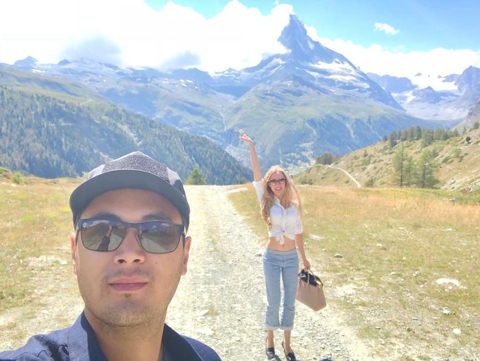 Outfit putih Varsha Strauss, menantu Bambang Trihatmodjo dan istri Panji Adhikumoro