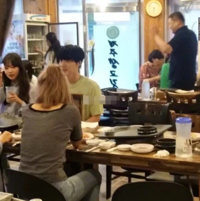 Ahn Jae Hyun duduk bersama tiga wanita di restoran 