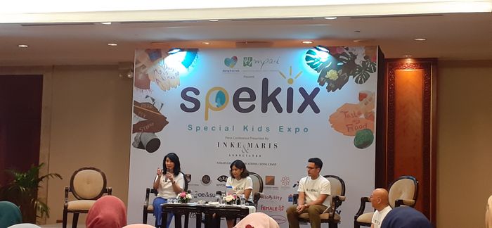 Dian Sastro dari panggung diskusi soal anak berkebutuhan khusus di Jakarta Convention Center (JCC), Jakarta Pusat, Jumat (23/8/2019).