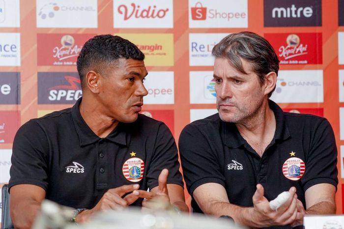 Pelatih Persija Julio Banuelos dengan Antonio Claudio