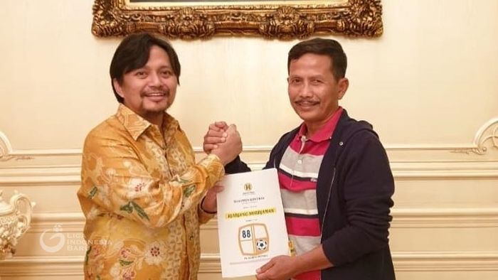 CEO  Barito Putera, Hasnuryadi Sulaiman (kiri) saat memperkenalkan Djadjang Nurdjaman (kanan) sebagai pelatih baru timnya.