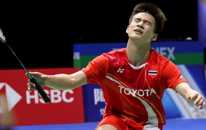 Pebulu tangkis tunggal putra Thailand, Kantaphon Wangcharoen, bereaksi setelah memastikan kemenangan atas Chou Tien Chen (Taiwan) pada perempat final Kejuaraan Dunia 2019.