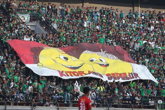 Sebuah spanduk berisi kata-kata persaudaraan yang ditunjukan oleh Bonek saat laga Persebaya Surabaya melawan Persija, Sabtu (24/8/2019).