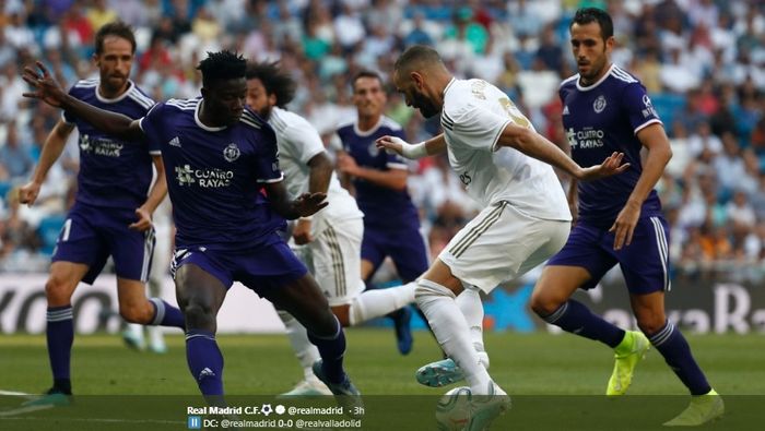 Karim Benzema mencoba melakukan tembakan ke arah gawang ketika Real Madrid berhadapan dengan Real Valladolid dalam lanjutan pekan kedua Liga Spanyol, Minggu (25/8/2019).