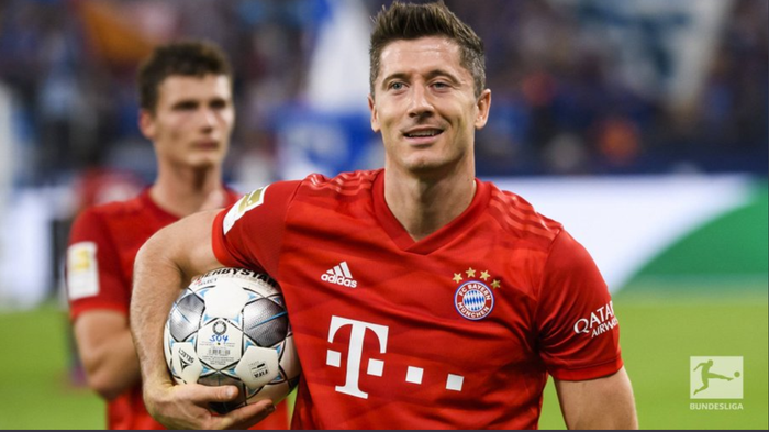 Robert Lewandowski mencetak hat-trick saat membawa Bayern Muenchen menang 3-0 atas Schalke 04 pada pekan ke-2 Bundesliga, Sabtu (24/8/2019).