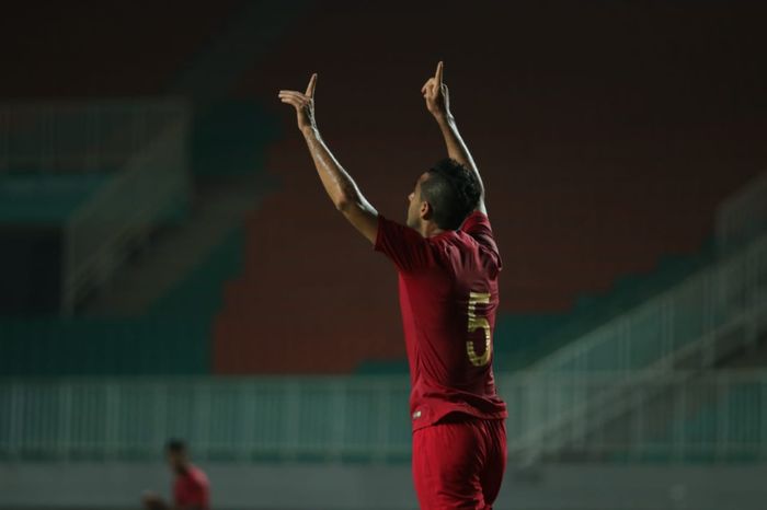 Bek timnas Indonesia, Otavio Dutra merayakan gol yang dicetaknya pada laga uji coba kontra Persika Karawang, di Stadion Pakansari, Kabupaten Bogor, Minggu (25/8/2019).