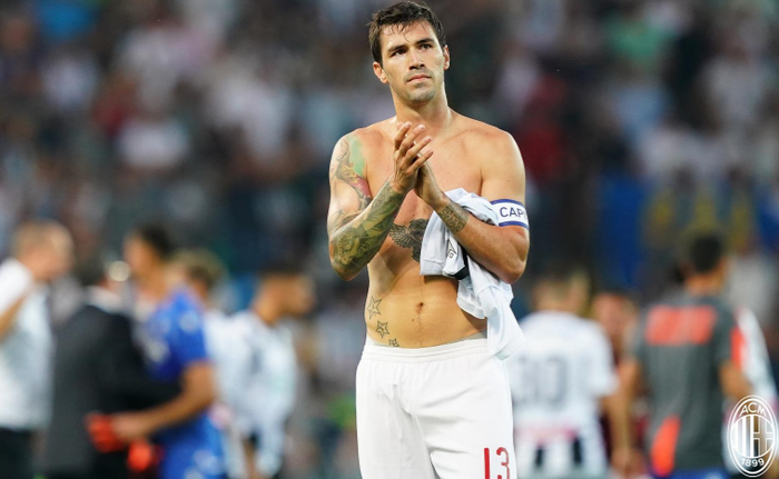 Kapten AC Milan, Alessio Romagnoli menyiratkan wajah yang kurang semangat setelah timnya kalah 0-1 dari Udinese pada pekan perdana Serie A Liga Italia 2019-2020, Ahad (25/8/2019) di Dacia Arena, Udine.