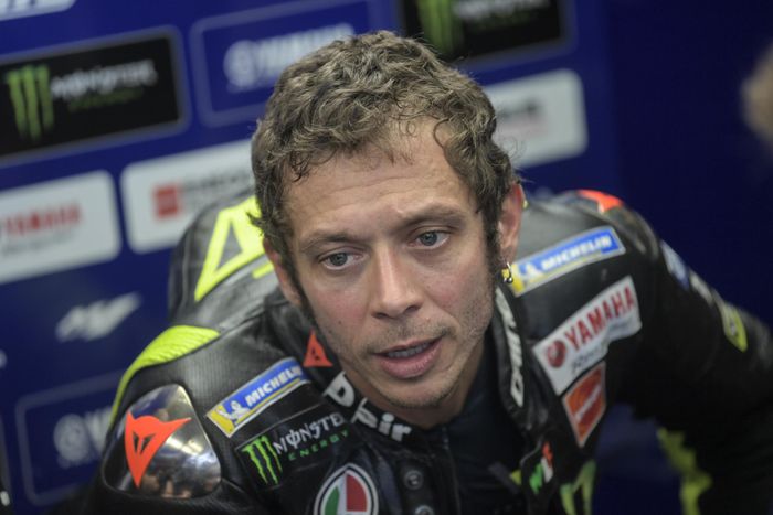 Pembalap Monster Energy Yamaha, Valentino Rossi, saat menjalani seri balap MotoGP Inggris 2019 di Sirkuit Silverstone.