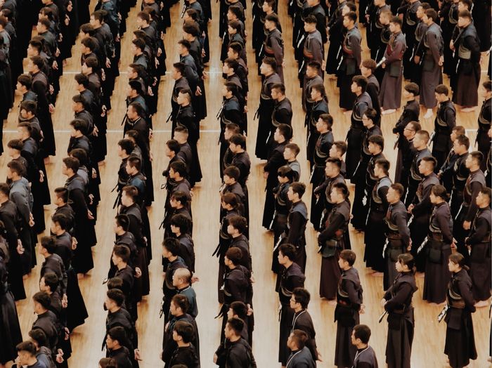 Para atlet beladiri tradisional Jepang tengah bersiap untuk perlombaan tingkat nasional di Tokyo Sport Hall. Untuk memotret ini, Unggul memanfaatkan fitur perbesaran objek foto hingga sepuluh kali dari teknologi kamera 10x Hybrid Zoom pada gawai cerdasnya.