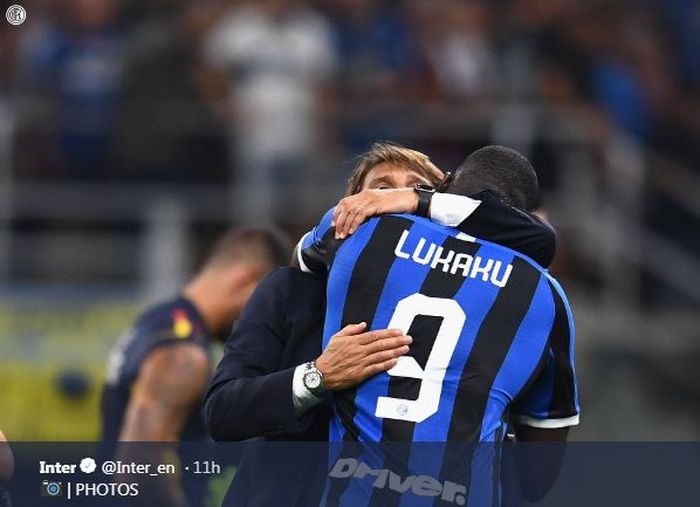 Pelatih Inter Milan, Antonio Conte, memeluk Romelu Lukaku seusai laga Liga Italia melawan Lecce di Stadion Giuseppe Meazza, Senin (26/8/2019).