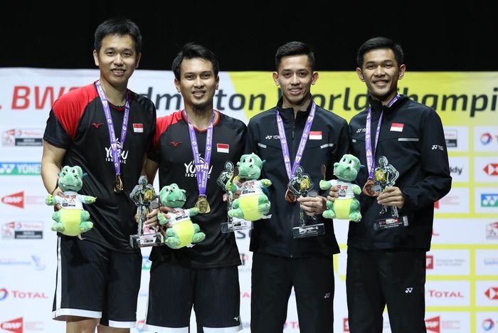 Pasangan ganda putra Indonesia, Mohammad Ahsan/Hendra Setiawan dan Fajar Alfian/Muhammad Rian Ardianto berpose di podium seusai Kejuaraan Dunia 2019. Ahsan/Hendra meraih medali emas sementara Fajar/RIan menyabet medali perunggu.