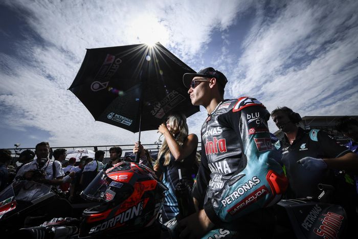 Pembalap Petronas Yamaha SRT, Fabio Quartararo, bersiap menjelang balapan MotoGP Inggris di Sirkuit Silverstone, Minggu (25/8/2019).