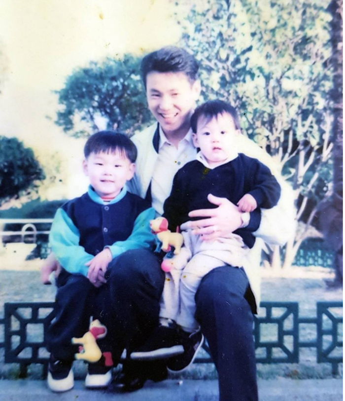 Foto lawas Jungkook, bersama sang ayah  dan kakak laki-lakinya.