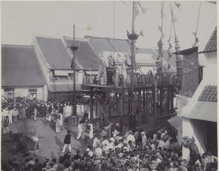 Sembahyang Rebutan atau Cioko di muka Klenteng Hok An Kiong, sekitar 1920-an.