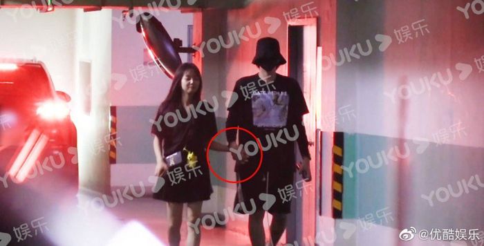 Kris Wu bergandengan tangan dengan seorang wanita misterius