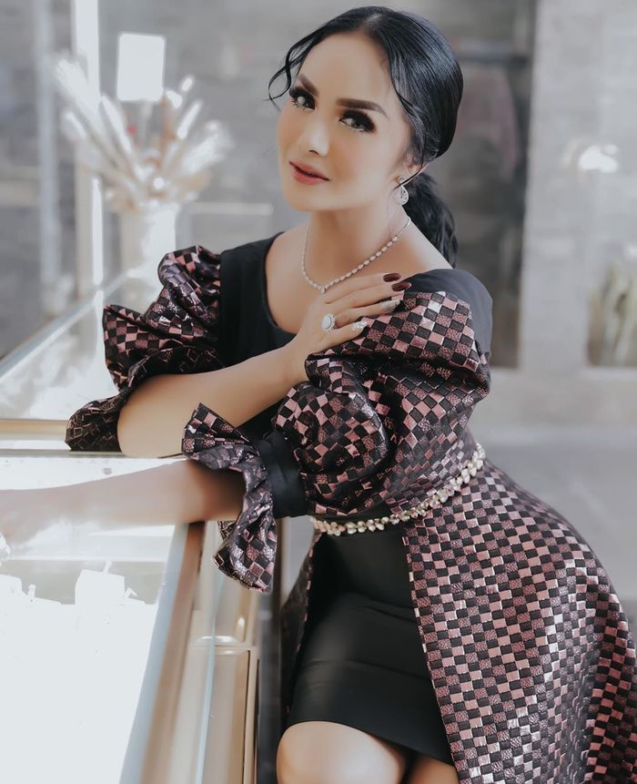 Penampilan glamor penyanyi diva Krisdayanti kenakna busnaa mewah dan  sepaket perhiasan mewah