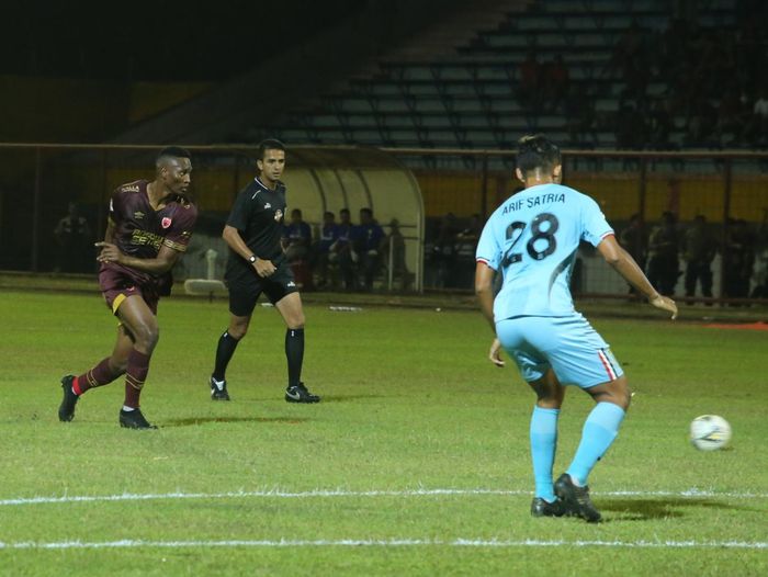 Penyerang anyar PSM Makassar, Amido Balde (kiri), berhadapan dengan gelandang Persela Lamongan Rafinha (kanan) pada laga pekan ke-17 Liga 1 2019 di Stadion Mattoangin, Minggu (1/9/2019).