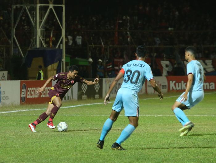 Bek PSM Makassar, Asnawi Mangkualam Bahar (kiri) berduel dengan bek Persela Lamongan, Mawouna Amevor (kanan) dan Ekky Taufik (tengah) pada laga pekan ke-17 Liga 1 2019 di Stadion Mattoangin, Minggu (1/9/2019).