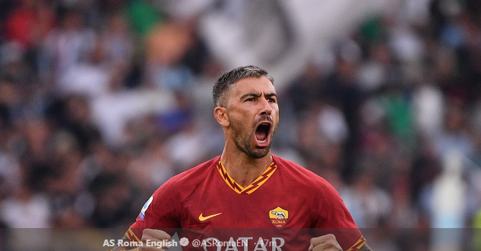 Bek kiri AS Roma, Aleksandar Kolarov merayakan gol ke gawang mantan klubnya Lazio pada laga Liga Italia, Ahad (1/9/2019) di Stadion Olimpico, Roma.