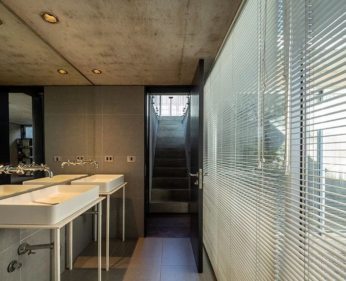 Letak pintu harus diperhatikan agar tak ganggu kenyamanan. 