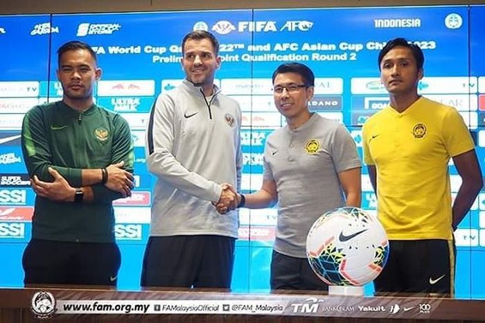 Pelatih timnas Indonesia, Simon McMenemy, bersalaman dengan pelatih Malaysia, Tan Cheng Hoe, saat konferensi pers jelang pertemuan kedua tim di Kualifikasi Piala Dunia 2022 Zona Asia.