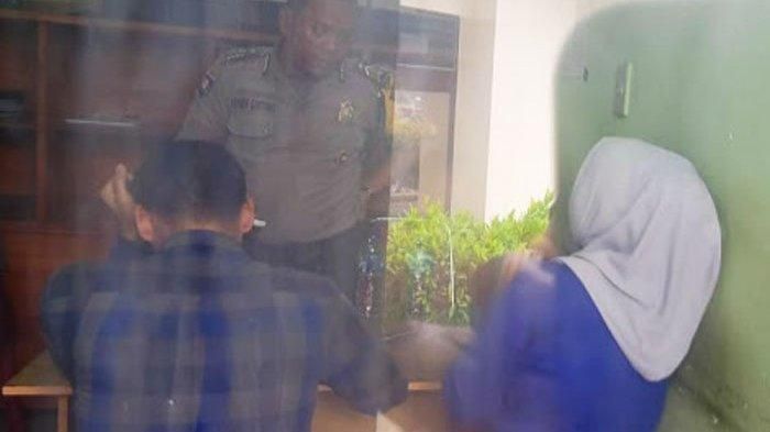 Pasangan selingkuh saat berada di Polsek Medan Labuhan, Rabu (4/9/2019) 