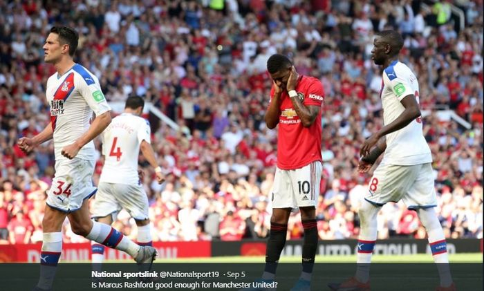 Penyerang muda Manchester United, Marcus Rashford, tampak kecewa setelah gagal mengeksekusi tendangan penalti kala timnya takluk 1-2 dari Crystal Palace pada pertandingan Liga Inggris pekan ke-3 di Stadion Old Trafford, Sabtu (24/8/2019). 