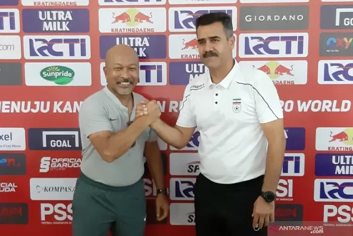 Pelatih timnas U-19 Indonesia, Fakhri Husaini, berjabat tangan dengan pelatih timnas U-19 Iran, Seyed Akbar Pour Mousavi, saat konferensi pers jelang laga uji coba kedua tim di Stadion Patriot Chandrabhaga, Bekasi, pada 7 September 2019.