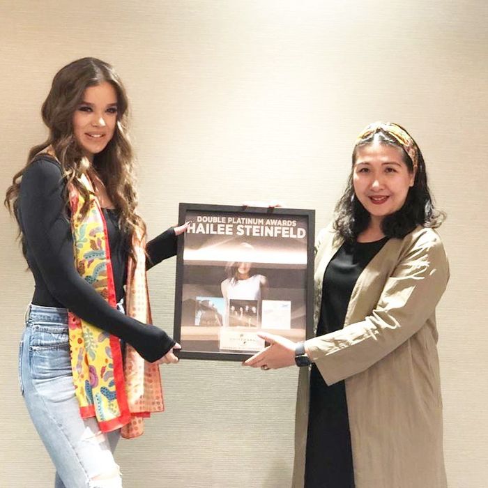 Pemberian penghargaan double platinum awards kepada Hailee Steinfeld