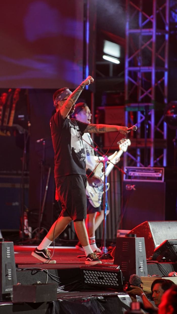 Vokalis Seringai, Arian 13 dan Sammy Bramantyo (bass) membakar semangat para Serigala Militia yang sedang melakukan body waving di area mosh pit di depan panggung utama Soundrenaline, A Stage, Sabtu (7/9/2019) Garuda Wisnu Kencana, Bali.
