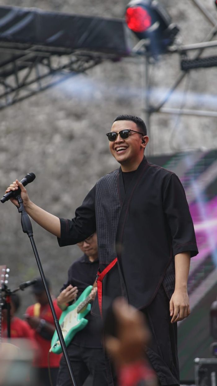 Momen lucu terjadi di panggung Celebration Stage Soundrenaline hari kedua, Minggu (8/9/2019) ketika Tulus mendadak lupa lirik ketika akan menyanyikan lagu berjudul Labirin.
