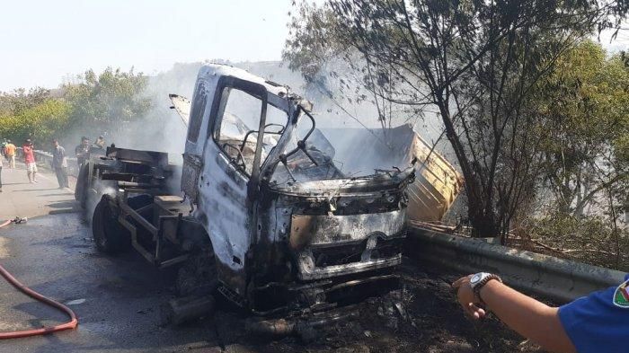 Truk terbalik dan terbakar di Tol Cipularang.jpg