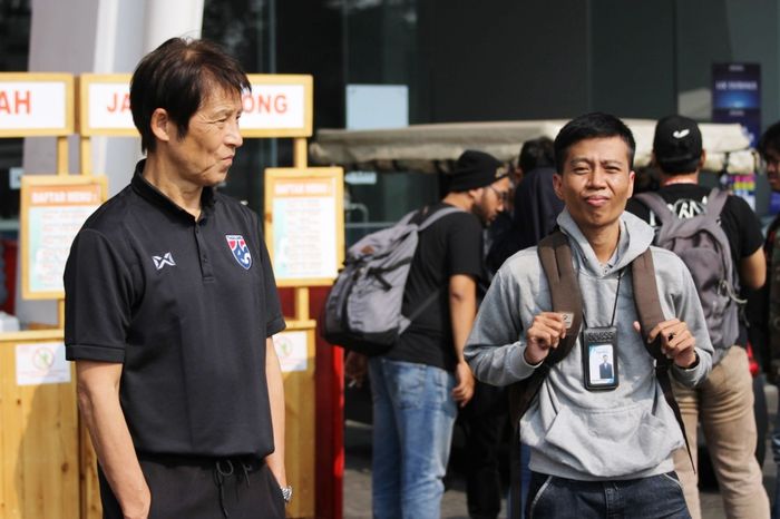 Pelatih timnas Thailand, Akira Nishino saat ditemui BolaSport.com di luar Stadion Utama Gelora Bung Karno (SUGBK), Senin (9/9/2019).