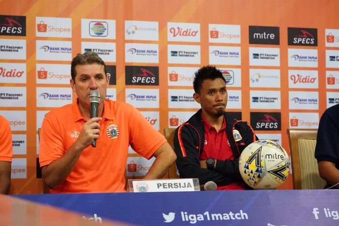 Pelatih Persija Jakarta, Julio Banuelos dan Maman Abdurahman di konferensi pers pasca-laga tunda pekan ke-11 Liga 1 2019 di Stadion Aji Imbut, Tenggarong, Kalimantan Timur, Rabu (11/9/2019). 