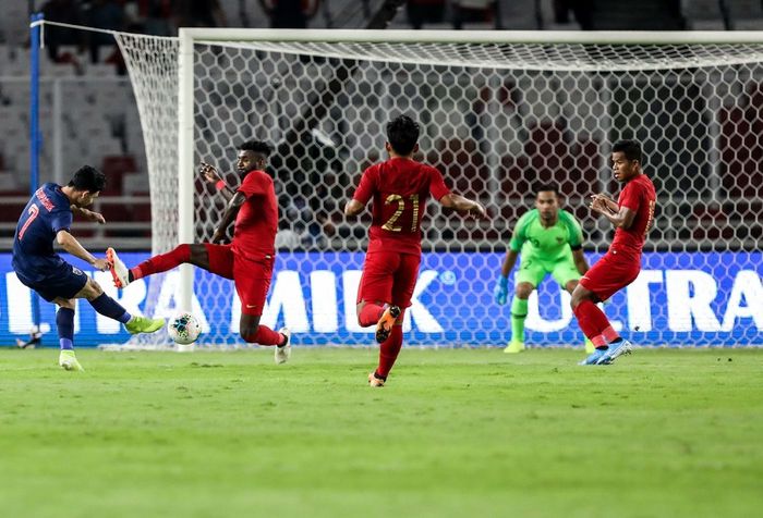 Pesepak bola timnas Thailand, Supachok Sarachat mencetak gol saat pertandingan Kualifikasi Piala Dunia 2022 Grup G Zona Asia di Stadion Gelora Bung Karno, Senayan, Jakarta, Kamis (10/9/2019). Tim nasional Indonesia menelan kekalahan dari Thailand dengan skor 0-3.