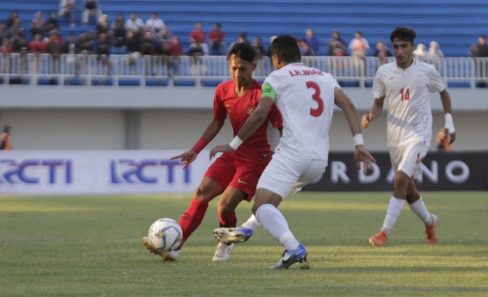 MENANG. Pemain Timnas Indonesia U-19, Beckham Putra berusha melewati hadangan pemain Iran U-19 saat berlangsung pertandingan persahabatan di stdaion Mandala Krida, Kota Yogyakarta, Rabu (11/9/2019). Dalam laga tersbeut Timnas INdoensia berhasil menang dengan skor 1-0. TRIBUN JOGJA/HASAN SAKRI