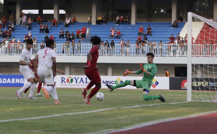 MENANG. Pemain Timnas Indonesia U-19, Bagus Kahfi berusaha mengarahkan bola ke gawang Iran U-19 saat berlangsung pertandingan persahabatan di stdaion Mandala Krida, Kota Yogyakarta, Rabu (11/9/2019). Dalam laga tersbeut Timnas INdoensia berhasil menang dengan skor 1-0. TRIBUN JOGJA/HASAN SAKRI