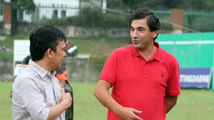 Pelatih asal Portugal, Eduardo Almeida, saat berbincang bersama CEO Semen Padang, Hasfi Rafiq, pada sesi latihan tim 12 September 2019.