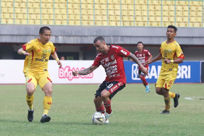 Pemain Bhayangkara FC saat mencoba menghalau serangan dari pemain Bali United di Stadion Patriot Candrabhaga, Bekasi, Jumat (13/9/2019). Kedua tim tidak mampu mencetak gol setelah bermain selama 2x45 menit. Alhasil, laga Bhayangkara FC vs Bali United berakhir dengan skor imbang tanpa gol. Tribunnews