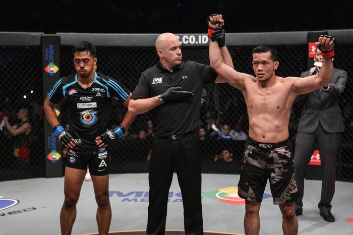 Atlet ONE Championship asal Indonesia, Yohan Mulia Legowo (kanan).