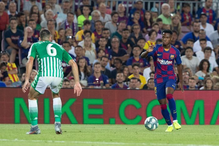 Pemain termuda Barcelona, Anssu Fati, saat menghadapi Real Betis di Liga Spanyol, Senin (26/8/2019)